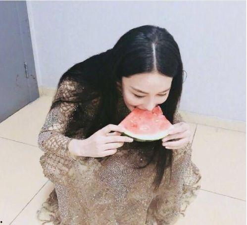 娱乐吃瓜酱衣服,揭秘明星们的时尚衣橱  第3张 娱乐吃瓜酱衣服,揭秘明星们的时尚衣橱  第3张