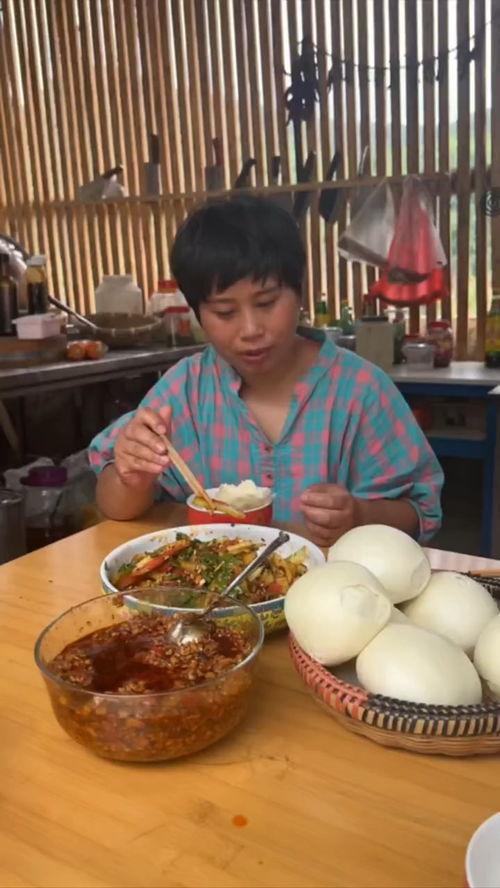 娱乐吃瓜酱摆摊,娱乐吃瓜酱的美食传奇  第2张